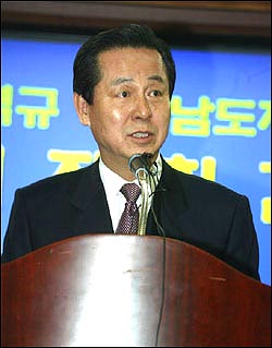 15일 기자회견을 하고 있는 김혁규 지사. 